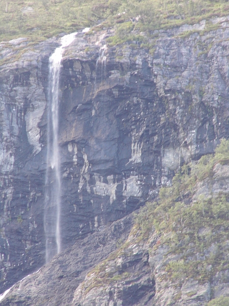 DSCI0601.JPG - Das Wasser stuerzt aus unglaublicher Hoehe. Teils wird es vom Wind weggefegt