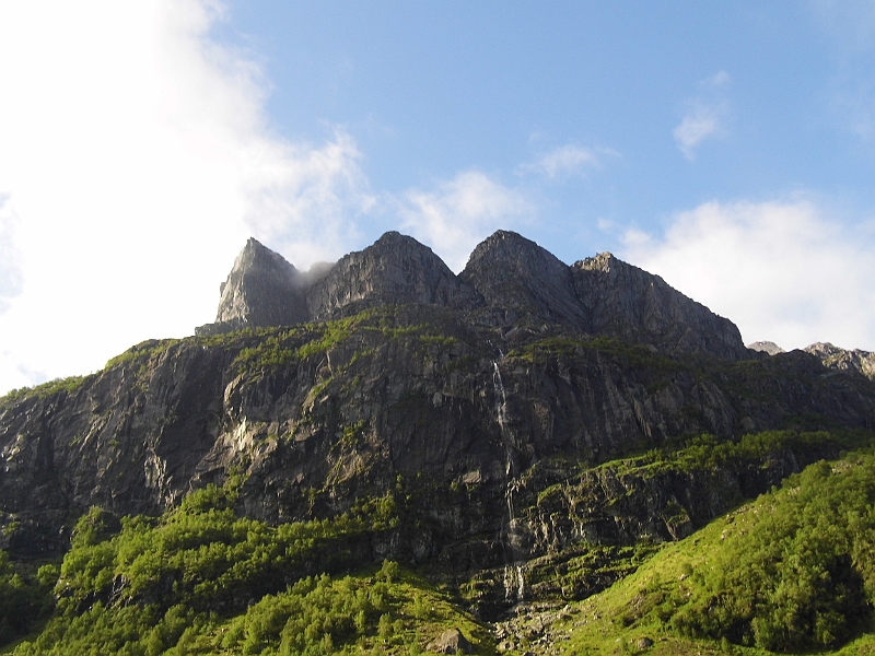 DSCI0614.JPG - Der viele Regen hat gewaltige Wasserfaelle produziert, wo vormals noch keine waren