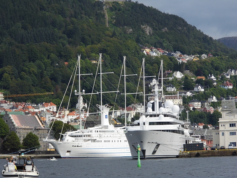 DSCI0696.JPG - Einlaufen in Bergen. Alles was Rang, Namen und Geld ohne Ende hat, hat sich hier wieder versammelt