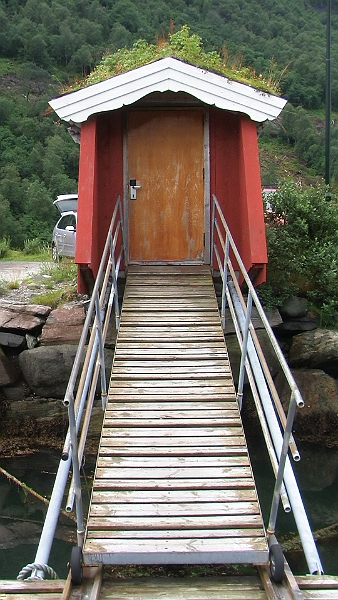 PIC_1719.JPG - Dumm, wer seinen Liegeplatz verlaesst und keine Karte hat, mit der er durch diese Tuer wieder zurueck kommt. Haette uns passieren koennen. Wer denkt schon an sowas...