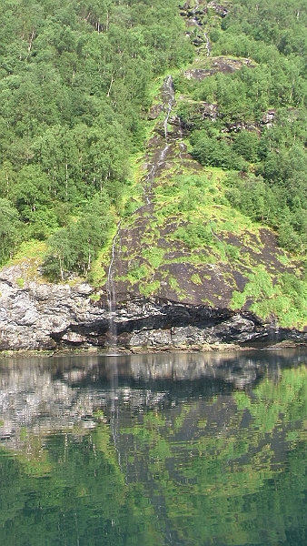 PIC_1772.JPG - Wasserfaelle, wohin man schaut. Die angenehme Seite des vielen, vielen Regens