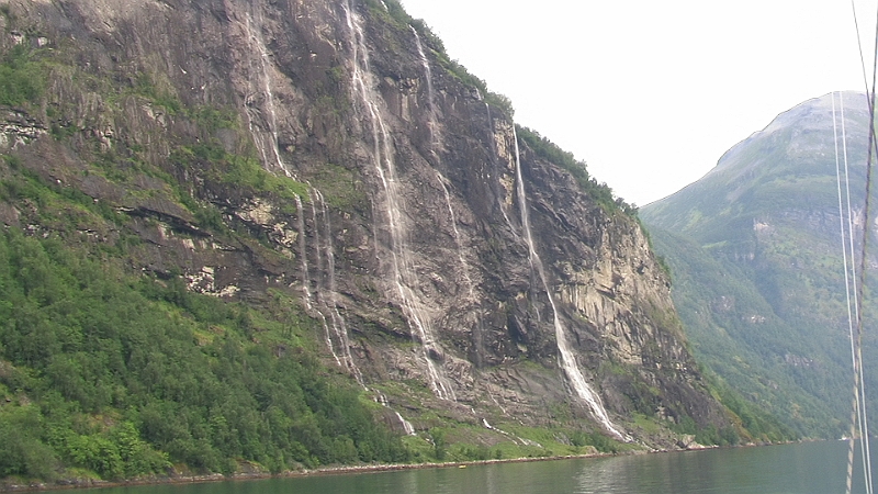 PIC_1822.JPG - Atemberaubende Kulisse. Ein Wasserfallneben dem anderen