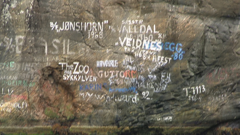 PIC_1842.JPG - Vielehaben sich an den Felswaenden verewigt. Also ehrlich, ich wuerde da so nahe nicht ranfahren