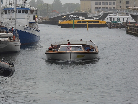 DSCI0302.JPG - Die flachen Kanalboote mit der Aufschrift "Hop on Hop off" passen wirklich unter jede Br&Atilde;&frac14;cke. Der "gro&Atilde;�e Gelbe" dahinter ist hier sowas, wie in Berlin der Bus. Nur halt auf dem Wasser. Kopenhagen ist halt eine Wasserstadt.