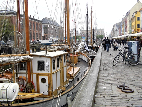 DSCI0307.JPG - Die Hafenpromenade im Oldtimer-Hafen Nyhamn ist immer wieder ein Erlebnis. Da vergisst man dann auch schnell mal die heftigen Hafengeb&Atilde;&frac14;hren.