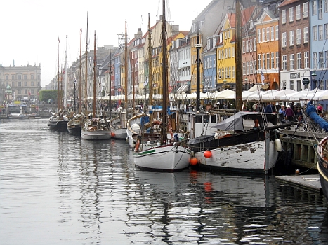 DSCI0309.JPG - W&Atilde;&curren;ren nur die bunten H&Atilde;&curren;user und die alten Schiffe, man w&Atilde;&frac14;rde glauben, in einem anderen Jarhundert gelandet zu sein. Einfach sch&Atilde;&para;n.