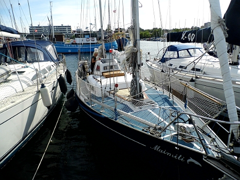 DSCI0312.JPG - Tja, und dann haben wir es endlich geschafft, die round about 23 sm bis Helsing&Atilde;&para;r zu absolvieren. So gro&Atilde;� der Hafen ist, so d&Atilde;&frac14;nn sind die Liegepl&Atilde;&curren;tze f&Atilde;&frac14;r Boote mit einer Breite von mehr als 3 Metern (Maimiti hat 3,1 m) ges&Atilde;&curren;t. Schlie&Atilde;�lich finden wir einen Platz mit gr&Atilde;&frac14;nem Schild, aber nur bis zum 26.05/1200 Uhr. Das sollte reichen (im Nachhinein: Denkste!)