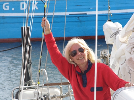 DSCI0314.JPG - Auf jeden Fall ist die Bordfee happy. Dem Skipper ist der Hafen zu gro&Atilde;�; zu marina&Atilde;&curren;hnlich, will sagen absolut unpers&Atilde;&para;nlich. Aber wir haben keine Wahl: Kaum 1 Stunde im Hafen da brettert es aus N mit 6 bis 7 Bft. 5 waren ja angesagt, aber das...?