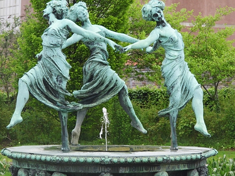 DSCI0318.JPG - Also nutzen wir den Tag und machen uns auf in die "City";  Einkaufen. Am Wegesrand diese drei Nymphen. Ein Ferkel, welches b&Atilde;&para;se Gedanken beim Anblick des Wasserstrahls hat ;-)