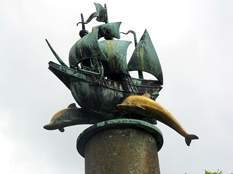 DSCI0320.JPG - Ein St&Atilde;&frac14;ck weiter dann eine Stele mit dieser Top-Plastik. Hatman hier Maimiti ein Denkmal gesetzt?