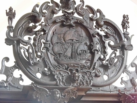 DSCI0328.JPG - Sch&Atilde;&para;be Schnitzereien in der Kirche. Klar, mich interessieren nur die Darstellungen sder Seefahrt.
