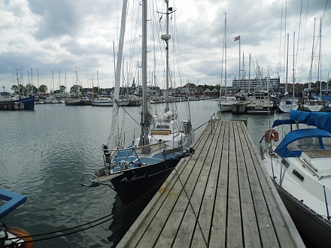 DSCI0334.JPG - Wir haben beim Stadtrundgang erfahren, dass es von 1200 bis 1600 Uhr t&Atilde;&curren;glich am Wochenende (?) ein Hafenfest gibt. Das Wollen wir uns nicht entgehen lassen. Da der Wind f&Atilde;&frac14;r Morgen N 5 bis 6 Bft. sein soll, also llieber den Liegplatz wechseln (der alte Platz war ja vergeben). So hat Maimiti nun im Bereich der 20 m Yachten festgemacht. Steht uns doch zu, oder?