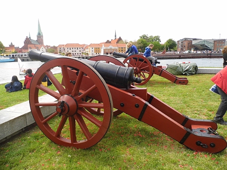 DSCI0336.JPG - Beim Hafenfest steht, ganz D&Atilde;&curren;nemark, wieder die Tradition ganz vorne. War garnicht so einfach, so eine Kanone zu fotografieren, ohe dass gerade 5 Kinder darauf sa&Atilde;�en