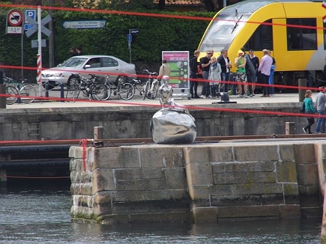 DSCI0338.JPG - Auch Helsing&Atilde;&para;r hat seine kleine Meerjungfrau. Allerdings entweder vercromt oder aus Niro. Die roten Streifen im Bild sind kein Makel der Kamera, wie man im n&Atilde;&curren;chsten Bild sieht...