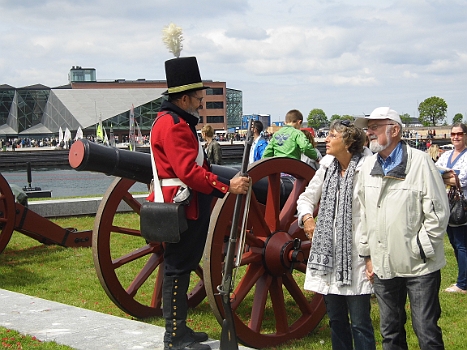 DSCI0340.JPG - In alten Milit&Atilde;&curren;rklamotten erkl&Atilde;&curren;rt ein D&Atilde;&curren;ne, was es sich mit dem ganzen Theater auf sich hat