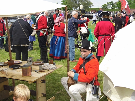 DSCI0344.JPG - Hier ein Market&Atilde;&curren;nderstand. Der "Old Soldier" haut sich kurz nach diesem Foto nen Blechnapf Pils-Bier rein