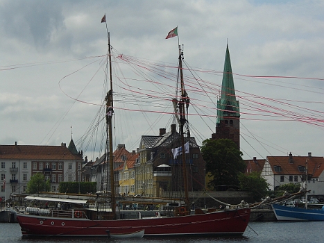 DSCI0346.JPG - ...Mitten im S&Atilde;&frac14;dhafen ist dieser Traditionssegler verankert und von seinem Top gehen rote Kunststoffb&Atilde;&curren;nder aus nach fast allen Seiten des Hafens