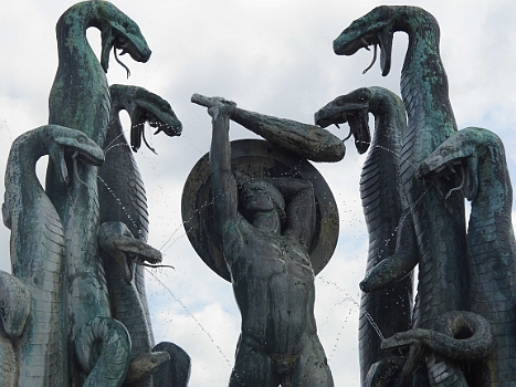 DSCI0354.JPG - Herakles k&Atilde;&curren;mpft gegen die Hydra. Statue/Brunnen an der Hafeneinfahrt. Auf die heutige Zeit &Atilde;&frac14;bertragen: der einzelne K&Atilde;&curren;mpft gegen die &Atilde;�bermacht der Werbung, Eindr&Atilde;&frac14;cke und Konventionen...? W&Atilde;&frac14;rde auch passen!