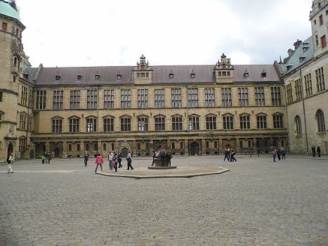 DSCI0367.JPG - Na, wem kommt der Innenhof bekannt vor? Sieht doch aus wie Harry Potter Teil 1 als er das erste mal auf den Besen stieg? Oder?!