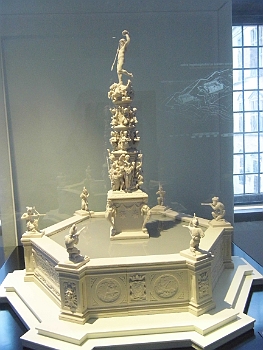 DSCI0368.JPG - Dieser Brunnen wurde von den D&Atilde;&curren;nen, soweit ich es den Unterlagen dort entnehmen konnte, in Deutschland in Auftrag gegeben, dann aber irgendwann als Kriegsbeute nach Schweden "verschleppt"...