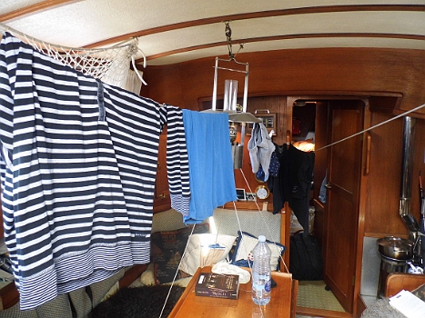 DSCI0036.JPG - Das mit dem W&Atilde;&curren;schetrockner im Hafen war ein sch&Atilde;&para;ner Versuch. Sogar zweimal. Irgendwas haben wir falsch gemacht. Also wird die W&Atilde;&curren;scheleine an Bord gespannt.