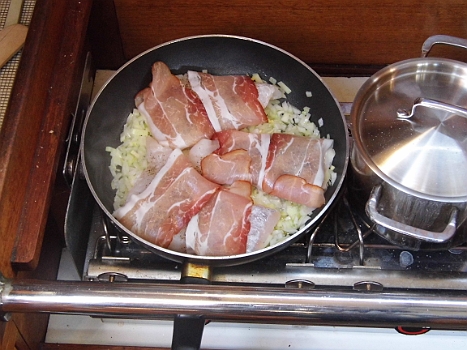 DSCI0056.JPG - Nach dem Eintreffen in Skagen sind wir eigentlich hundem&Atilde;&frac14;de. Aber Dorsch in Schinken eingerollt, mit Zwiebeln, Knoblauch und in Butter gebraten; daf&Atilde;&frac14;r reicht's gerade noch.