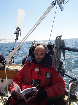 DSCI0066.JPG - Das Wetter ist traumhaft. Maimiti l&Atilde;&curren;uft unter Vollzeug und Windpilot; der Skipper bereitet sich inzwischen literarisch auf kommende Angelabenteuer vor