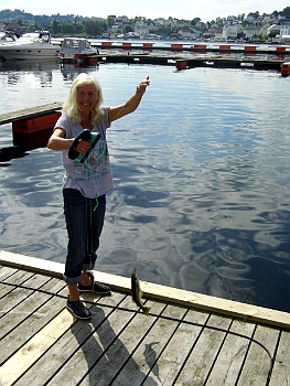 DSCI0107.JPG - Einen Tag brauchen wir zum Einkaufen und Bargeld beschaffen. Den zweiten er&Atilde;&para;ffnet die Bordfee mit ihrem Handpilker. Zwei Dorsche auf einen Streich. &Atilde;�ber den ganz kleinen braucht man nicht nachdenken, aber auch der gr&Atilde;&para;&Atilde;�ere macht h&Atilde;&para;chstens eine Person leidlich satt. Also geben wir ihnen die Freiheit, und die Chance zu wachsen, wieder. Stolz ist die kleine Bordfee deshalb nicht minder. Das kann sie auch sein!