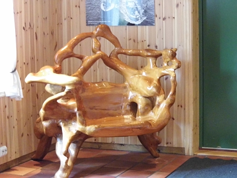 DSCI0001.JPG - Im Fischrestaurant "Smia" in Kristiansund steht diese Wurzelholzbank. Der Schnitzer muss viel Fantasie besessen haben, um schon beim Anblick der rohen Wurzel zu erkennen, was daraus werden koennte.