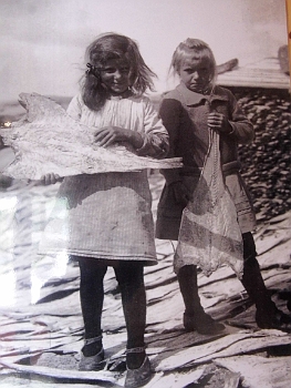 DSCI0003.JPG - Uebrall stoesst man auf Erinnerungen an den Trockenfisch, dem die Gegend ihre Bedeutung verdankt. Auch dieses alte Bild haengt im "Smia". Alles und alle lebten davon. Auch viele Denkmaeler erinnern an die Fischer und vor allem die Fischweiber, die f&Atilde;&frac14;r das Trocknen zustaendig waren. 