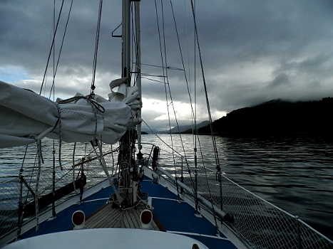 DSCI0058.JPG - Wir wollen weiter. Das Wetter koennte einem allerdings die Laune verderben. Anfangs kein Wind, dafuer schwere, tief haengende wolken mit jeder Menge Regen im Gepaeck. Wir wollen nach Kongsvoll.