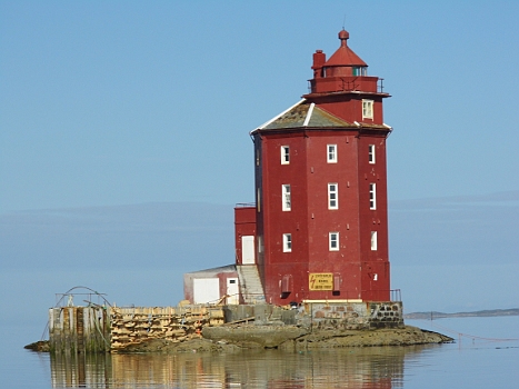 DSCI0083.JPG - Als wir Kongsvoll verlassen, gibt der Sommer ein Gastspiel: Totenflaute, strahlend blauer Himmel und jede Menge Schweinswalsichtungen! Hier das sogenannte "Hochhaus", ein beruehmtes Leuchtfeuer.