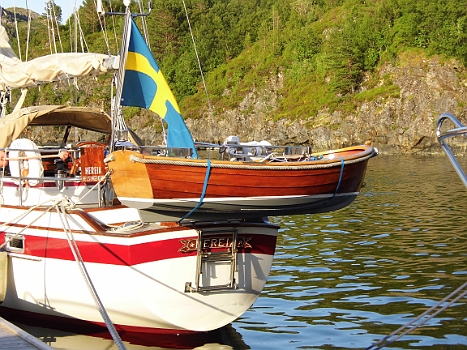 DSCI0102.JPG - So etwas sieht man heute leider selten: Ein wunderschoen gepflegtes Holzdinghi