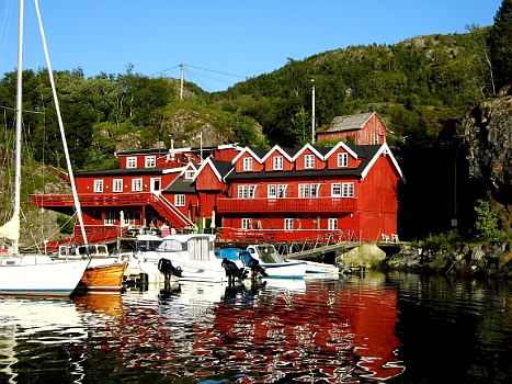 DSCI0109.JPG - Unser "Piratennest". "Kneipe" und Zimmervermietung in Kuringsvaagen. In kaum einer Seekarte genau verzeichnet. Keine Hinweise darauf. Ein Geheimtip.