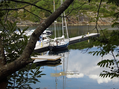 DSCI0111.JPG - Wir sind wieder in einem unserer Lieblingshaefen vom letzten Jahr: Kuringsvaagen Marina im Stokksund. Unser "Piratennest"