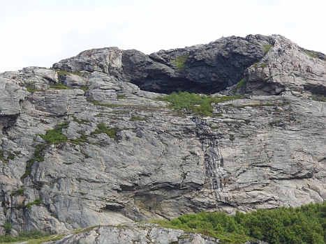 DSCI0128.JPG - Hier muss wohl noch immer ein Troll hausen! Offensichtlich pinkelt er oefter den Hang hinunter...