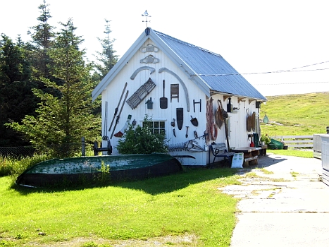 DSCI0147.JPG - Hier hat einer seine Erinnerungen ans Haus genagelt. Neben Skiern und Schlitten finden sich Walrippen und Wal-Wirbel