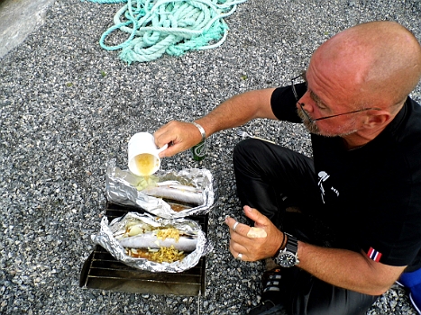 DSCI0178.JPG - Aber die Makrelen sollen nicht umsonst gestorben sein: Mit Knoblauch, Zwiebel, Bier und Ingwertunke werden sie in Folie auf dem Grill zubereitet.