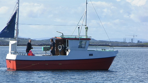 PIC_1656.JPG - Wir begenen einer Fischerfamilie. Selbst das Toechterchen ist mit von der Partie, wenn Papa und Mama auf Fischfang gehen.