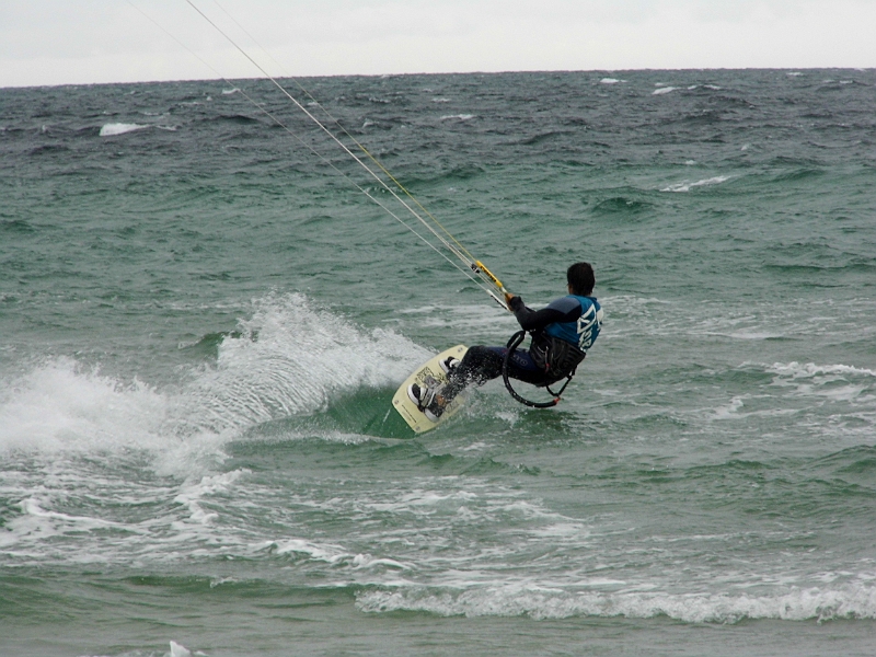 DSCI0954.JPG - Es blaest auf Anholt. Aber fuer den Kiter ist es bi Windstaerke 8 grossartig. Schoen anzuschauen istr es allemal.