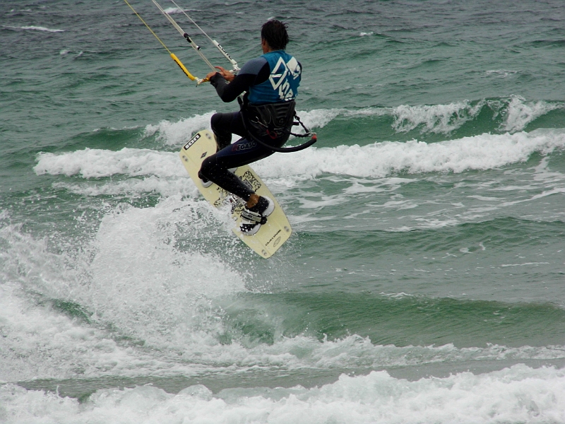 DSCI0956.JPG - Als er dann aber noch deutlich hoeher fliegt, reicht es ihm dann auch und er packt die Segel ein. 