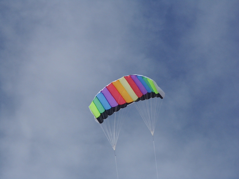 DSCI0967.JPG - Doch das Kite inspiriert den Skipper, fuer die Bordfee einen Drachen zu kaufen. 99 gut investierte Daenenkronen. Er bringt viel Spass!