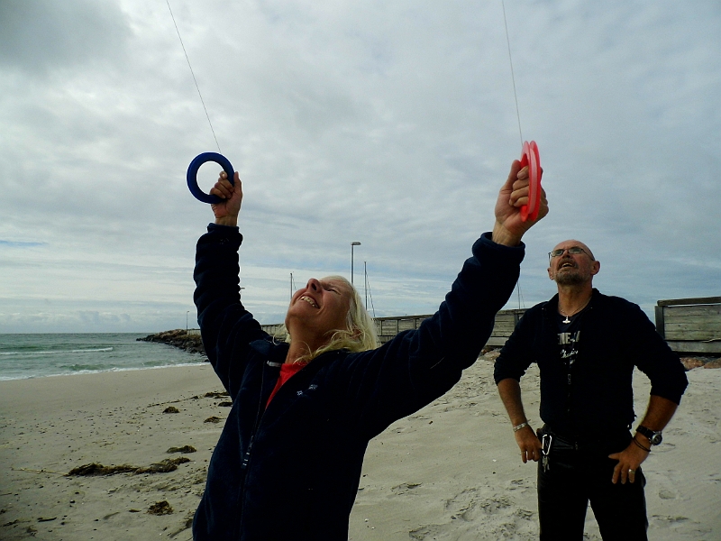 DSCI0988.JPG - Die Bordfee betet nicht etwa die Goetter des Nordens an, sondern haelt den Lenkdrachen in Position, bzw. bringt ihm bei, sich ihrem Willen zu beugen...