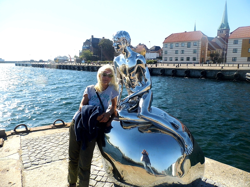 DSCI1026.JPG - Helsingoer. Was ich immer fuer eine verchromte Version der kleinen Meerjungfrau hielt, entpuppt sich aus der Naehe als kleiner  "Meerjungmann"....