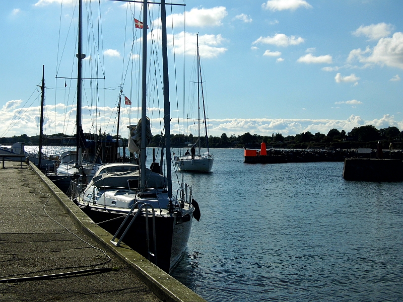 DSCI1154.JPG - Schlie&Atilde;�lich treffen sich Laon und Maimiti noch einmal in Roedvig. Ein wunderschoener Abend wartet auf uns. Aber morgen heisst es Abschied nehmen. Laon geht nach Breege, wir nach Lohme.