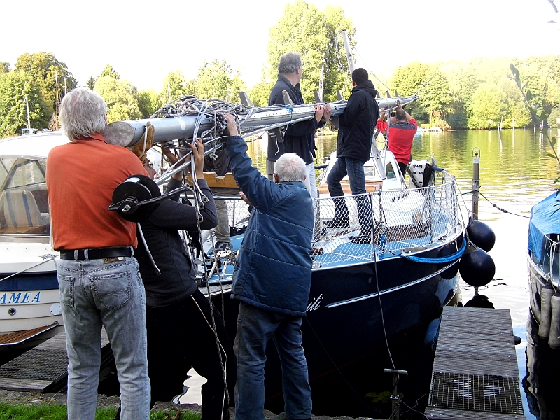 DSCI3460.JPG - Endstation. Die Kameraden des WSV 22 helfen die Masten und das stehende Gut von Deck zu r&Atilde;&curren;umen. Es ist wiedereinmal Zeit alles genau zu checken. Nat&Atilde;&frac14;rlich gibts hinterher ein Bier!