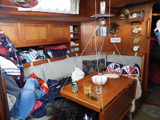 DSCI0140.JPG - Home sweet home... Tja, ein wirklich bewohntes Schiff sieht halt doch so ganz anders aus, als die Messen und Werbung es einem immer vorgaukeln. Wie bei Autos: Die fahren in der Werbung auch immer "in die Freiheit" auf leeren Stra&Atilde;�en... Und wenn man das Ding dann hat, steht mann wie alle anderen Deppen auch, im Stau :-)