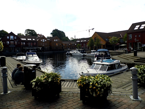 DSCI0156.JPG - Wir machen uns auf und erkunden die Stadt. Es las sich so schoen in der Hafenbeschreibung: Fischmarkt an der Fiskebrygga. Na ja, also Fischmarkt ist zu viel gesagt. Aber gem&Atilde;&frac14;tlich siehts hier allemal aus