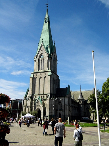 DSCI0167.JPG - Und das ist sie von aussen. Die Domkirche von Kristiansand.