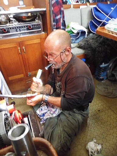 DSCI0220.JPG - Immer wieder haben wir Wasser in der Bilge und wissen nicht woher. Bis eine dicke weisse Salzspur zumindest eine Stelle verraet: Ein Simmering an der Wasserpumpe ist defekt. Feder gerissen! Der Skipper "darf" mal wieder mit dem Motor "spielen". Ach, im Dreck spielen kann so schoen sein, wenn es auch noch erfolgreich ist :-)